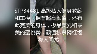 专业红衣妹子视角，退下黑丝和内裤，掰穴露出黑鲍鱼，沙发床上操逼