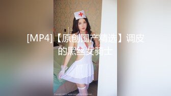 【新片速遞】老婆越来越玩得开了，今天老公不在家，户外随手撩了两个男人到家里就舔起来，骚样整得好上瘾！[80M/MP4/03:02]