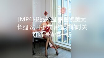 孤独的少妇黑丝露脸被渣男老公把逼都快玩肿了，镜头前捂着嘴整只手插逼里搅拌，道具玩弄茄子都上了高潮喷水