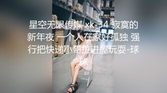 丝袜露脸短发新来的极品御姐的诱惑，大耳环好骚啊听狼友指挥揉奶玩逼展示好身材，跳蛋塞逼里自己抠特写展示