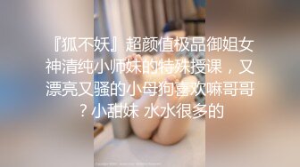 白嫩性感嫩妹子刚开始直播有点含羞放不开，只是用手指抠逼掰穴机