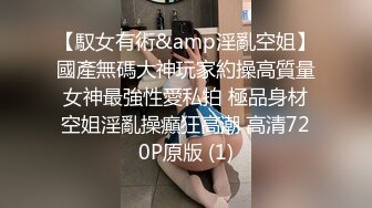 这哥们把老婆的逼当什么了 白酒 啤酒 风油精全往逼里倒 这能受得了么