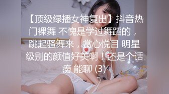 偷窥美容院，夜幕降临，老板娘和儿子床上玩耍，赤裸上体，儿子在玩手机，母亲调皮啊将手伸向后背还摸了下鸡小鸟，长大这对母子不得了！