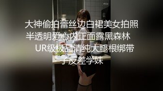 这个真是太屌了 像是精神有问题的光头男JJ高高勃起被围观群众的起哄怂恿下直接露天打炮