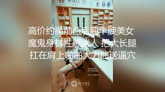 猛男网约马尾辫良家小少妇和好友一起3P，前面插嘴后面扣穴