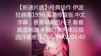 小吃店女厕暗藏摄像头偷拍各类各样的妹子，来尿尿⭐掰开逼看看里面擦干净没有