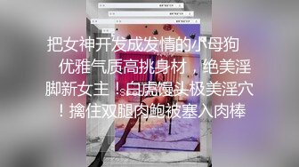 十二月新流出 厕拍大神手持闯拍咖啡店女厕偷拍店员和顾客尿尿