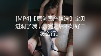 靓丽美女躺男人怀里屁眼被肛塞插入兴奋阴道湿漉漉大鸡吧抽插近来进去啪啪带劲