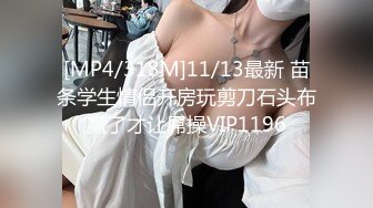 韵味阿姨带着女儿一起上厕所，阿姨还来着姨妈 嘘嘘的尿液流淌着姨妈血