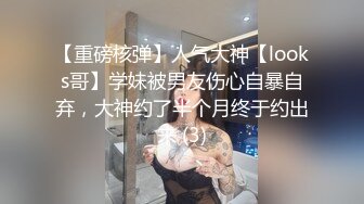 电影院女厕偷拍发现一个隔间不对劲悄悄摸过去 卧槽！一个小伙趴在马桶上吃女友的鲍鱼