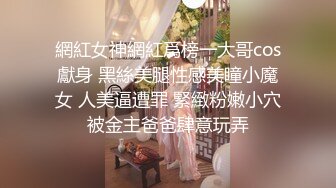 黑客破解家庭网络摄像头偷拍爱美的时尚宝妈每天出门之前都要对着镜子打扮一番，奶子貌似整出来的