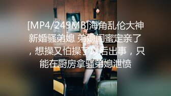 黑丝大奶伪娘 喂小奶狗吃仙棒 爆菊花 插的小奶狗哼哈不停