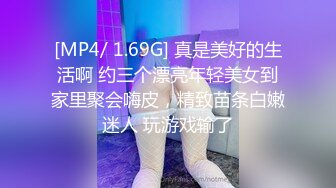 下班时间和女白领在公司厕所里偷偷来一发，射在她脸上