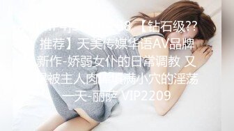 小美女吃鸡很仔细