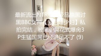 清纯校园女神晚自修回来下面就开始瘙痒，近距离欣赏美屄和美乳