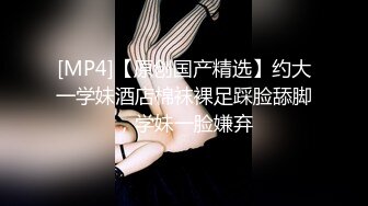 写字楼女厕穿情趣透明内黄发小骚妹,来回掏弄丰挺的胸部真想帮忙