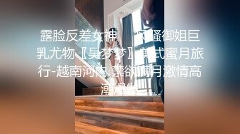 跟随抄底跟闺蜜逛街的高颜值漂亮小姐姐 皮肤白皙 粉色小内内卡屁沟超性感