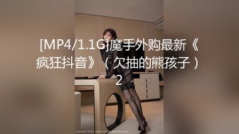 跟94年大屁股老婆开房