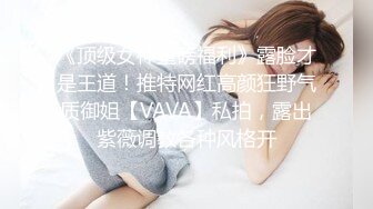 KTV偷拍漂亮的美女服务生 两腿夹的挺紧