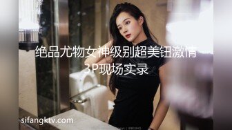 清純眼鏡娘，文文靜靜，佳人美乳，墻上掛著自己拍的藝術寫真