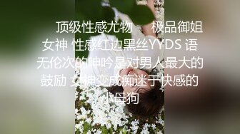 本人比照片还漂亮，花臂纹身娇小美女，撩下衣服就要吸奶子，跪着深喉舔屌，抱起来撞击爆插，如此美女连续搞了两炮