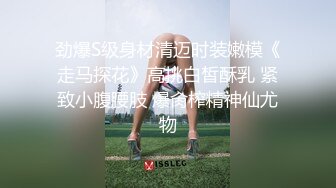 诱人的小少妇颜值很高，漏着骚奶子跟狼友互动撩骚，妩媚诱人揉奶玩逼，跳蛋自慰呻吟听狼友指挥任狼友调教