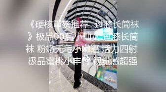 人妖系列之二龙一妖大战开启女人味十足的短发妖妖前后夹击躺着后门被狠狠操表情难受叫个不停也要射