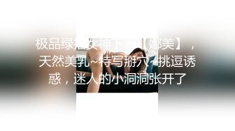 白丝欲女跟蒙面大哥激情3P，全程露脸啪啪激情上位