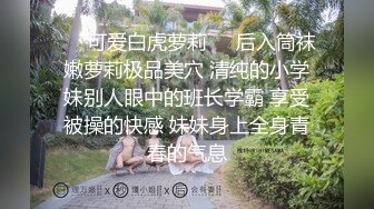 小母狗手握奶子穿黑丝