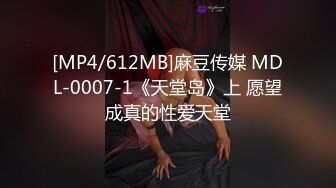 [MP4/ 778M] 逼嫩屁股翘的露脸小骚逼伺候3个大鸡巴，一起塞嘴里交，淫声荡语不断