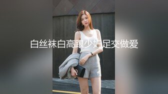 胆大牛人晚上潜伏浴室窗外近距离偷窥几个打工妹洗澡大奶妹一边洗澡一边和朋友发信息