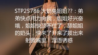 为了追求刺激带两个牛仔裤高跟鞋美女闺蜜在公厕操，刺激度拉满！两个妹子身材颜值太高