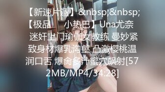 ❤️❤️小骚B一个，颜值身材在线，外表甜美大奶，细腰美臀，背上纹身，无毛骚穴，震动棒玩弄，让人欲罢不能