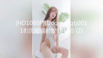 公寓管理员晚上值班很无聊躲在窗外偷窥女住客脱衣服洗澡出来