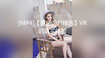 花臂纹身社会哥酒店约操大波浪骚女，吸吮奶子摸穴调情