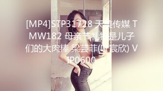 【人妻泄密】 偷情人妻楼下老王家停水来借卫生间风骚人妻露露勾引隔壁老王啪啪啪