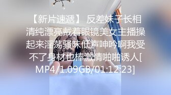 女友被单男干出大量白浆，高潮颤抖，紧紧夹住男友，看得我都惊呆了 !