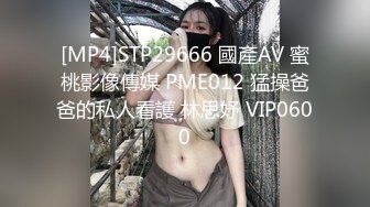 红裙眼镜熟女 扣穴吸吮奶子 穿上情趣肚兜 翘大屁股舔屌 正入抽插猛操