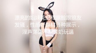 女友自己给自己抹幸福水，穿黑丝诱惑我