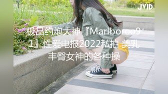 短发美少妇镜头前搔首弄姿黑丝长腿，趴下卖力口交超大道具卖力深插