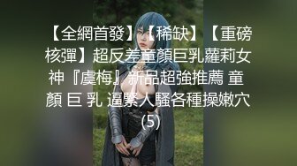 年轻胸前纹身的老婆给老公打飞机撸硬，女上位秒变榨汁打桩机