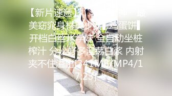 刺激会所偷怕进门的女服务员，又骚又专业进门就脱光带上套子直接床下摸着奶子后入，床上后入压在身下爆草