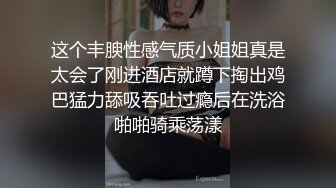 门缝偷窥有点尿急的白虎女同事洗澡一边站着尿一边洗澡~1