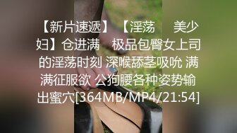 【在线】手机直播年轻巨乳少妇边玩手机边和狼友聊天展示着自己L体Y毛修剪的很整齐很漂亮