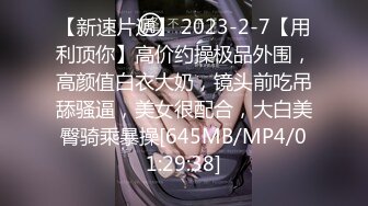 邊看美劇邊享受性感女友的口活服務 豐滿身材十分誘