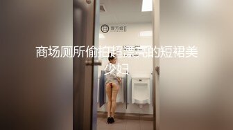 与光滑的长黑发美女重逢！