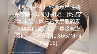 练车场简陋的女厕偷拍女学员嘘嘘✿可能被她发现了总往这边看