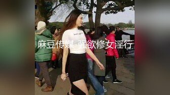 御女范黑丝紧身裙性感美女酒店上门服务时穿的竟是黑丝开档内裤,胖哥受不了诱惑掀开裙子就干,各种姿势边操边扒衣服!