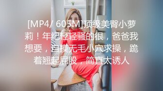 《极品CP?魔手?外购》美女如云餐饮店大神躲藏女厕逼脸同框偸拍数位小姐姐方便，被一个美女发现翻车了还好没有推门吓尿了