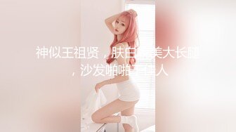 公司的主管把女同事带到出租屋里操，上去就把鸡巴插女孩嘴里了